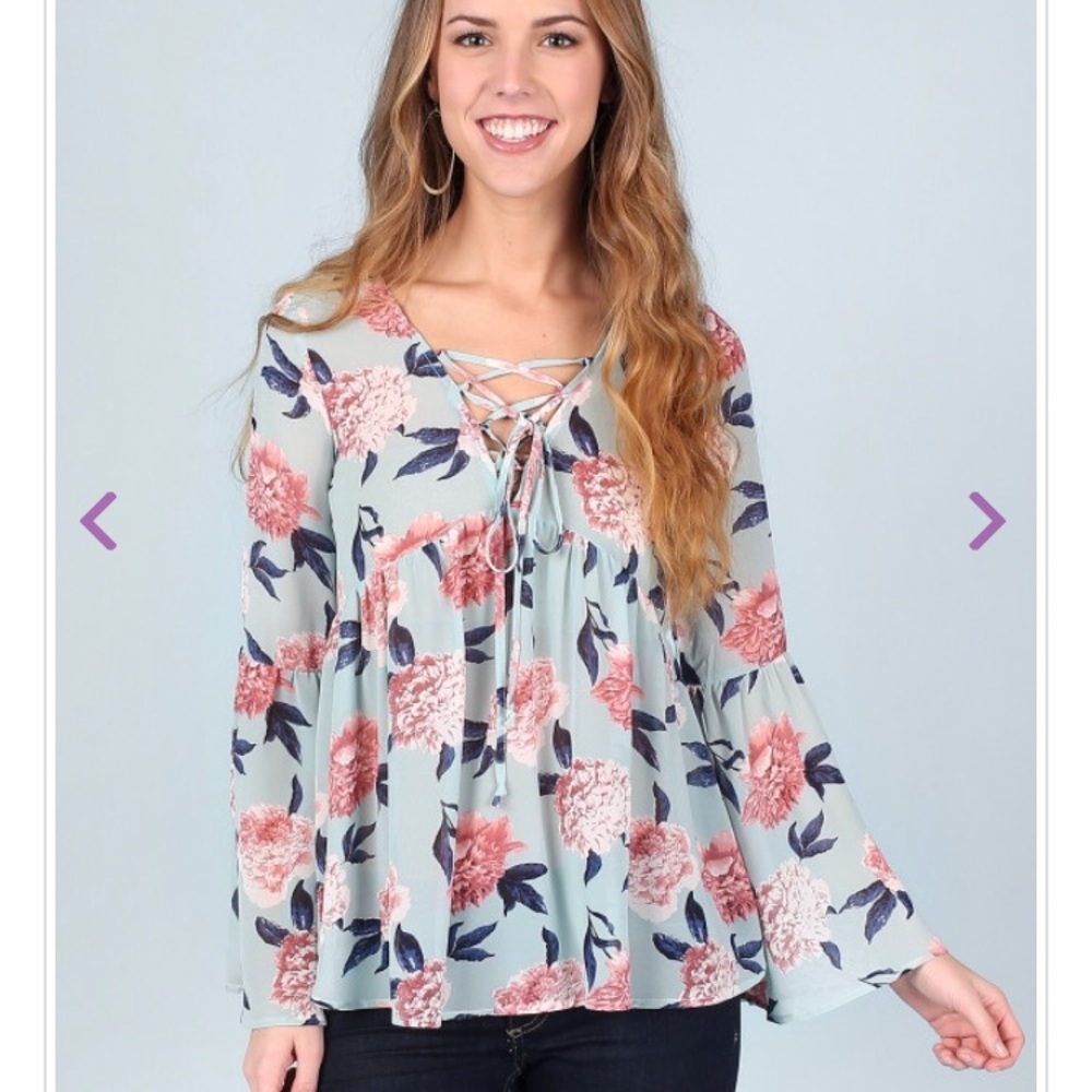 ❄️Altar’d State• Floral Bell Sleeve Top